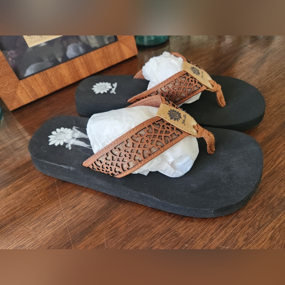 NWOT Yellow Box Ficus Brown Sandals Flip Flops Size 10